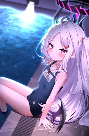 空崎ヒナ,ヒナ,蔚蓝档案,otakummm,脸红,光晕,长发,视线正对,紫色眼,坐姿,笑顔,泳装,湿身,白发,翅膀