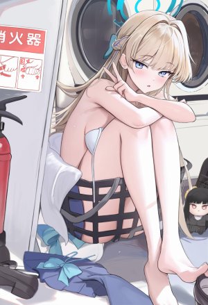 調月リオ,飛鳥馬トキ,蔚蓝档案,houraku,金发,碧眼,脸红,bra,breasts,光晕,长发,视线正对,nude,開口,坐姿,短裙,下着,超长发