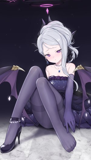 蔚蓝档案,空崎ヒナ,hina,kuro,single,长发,長身像,前发,脸红,坐姿,紫色眼,银发,全身,少女,连衣裙,手套,裤袜,翅膀,長手袋,光晕,项链