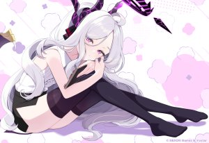 しぐれうい,日奈,蔚蓝档案,呆毛,露肩,黑丝,恶魔娘,光晕,holding,长发,视线正对,迷你短裙,紫色眼,衬衫,坐姿,短裙,single,丝袜,白发,翅膀