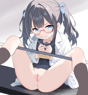 pawrorikon,原创,黑发,碧眼,捆绑play,bottomless,censored,口塞,kneehighs,白大褂,萝莉,长袖,猫咪,缎带,学校制服,水手服,衬衫,坐姿,single,张腿,双马尾,白背景