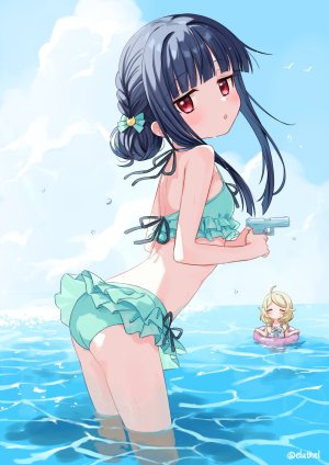 佐城雪美,遊佐こずえ,偶像大师,偶像大师：灰姑娘女孩,eluthel,呆毛,水着,黑发,金发,直刘海,脸红,发饰,holding,长发,视线正对,红色眼,天空,泳装,双马尾