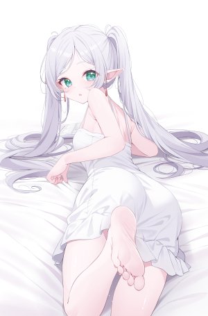 葬送的芙莉莲,芙莉莲,deyui,single,長身像,视线正对,highres,双马尾,绿色眼,银发,横臥,超长发,回头看,尖耳,精灵,少女,连衣裙