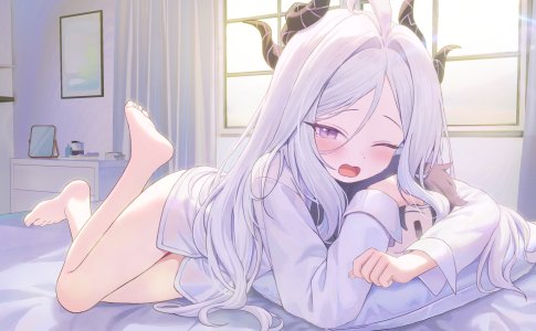 空崎ヒナ,蔚蓝档案,nay,脸红,恶魔娘,horns,长发,长袖,横臥,挤眼,開口,紫色眼,衬衫,single,白发
