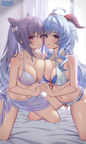 甘雨,刻晴,原神,ぽんにゅ,呆毛,水着,青发,脸红,breasts,双团子头,包子頭,发饰,跪姿,长发,视线正对,露脐,项链,紫色眼,紫发,泳装,双马尾,超长发